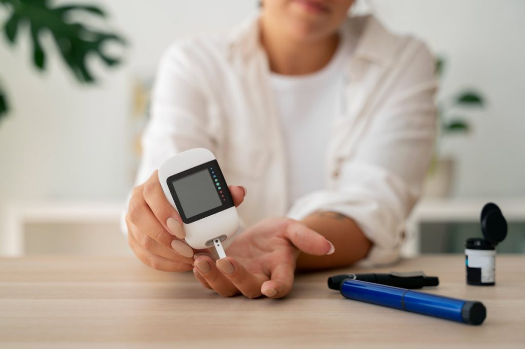 Mujer comprobando su nivel de glucosa
