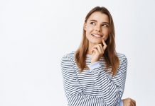 Pensamiento ilusorio: ¿qué es y cuáles son sus consecuencias? Mujer pensando positivamente