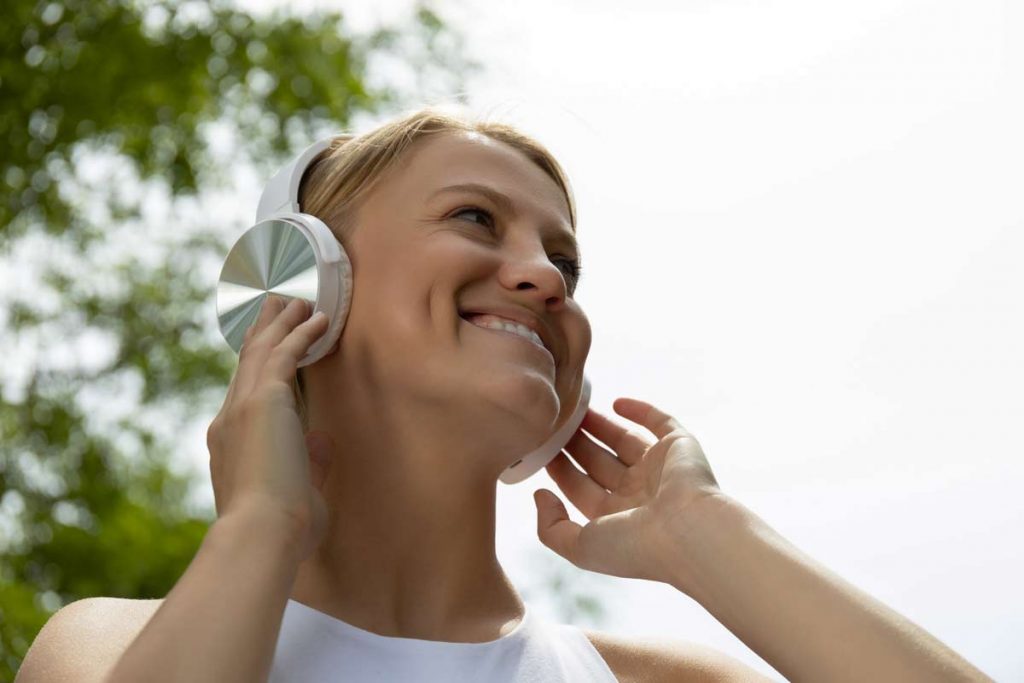 Mujer escuchando música para generar dopamina