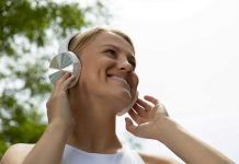 ¿Qué es la dopamina y cómo influye en nuestro bienestar? Mujer escuchando música para generar dopamina