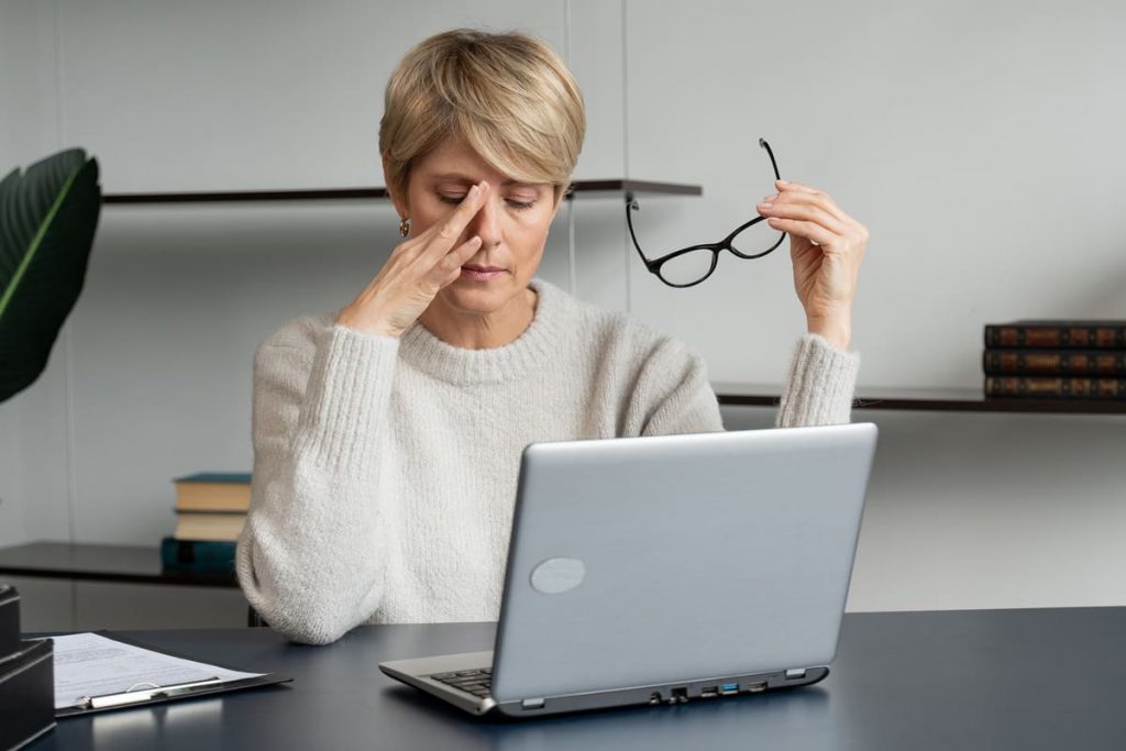 Estrategias para prevenir el agotamiento visual en el entorno laboral