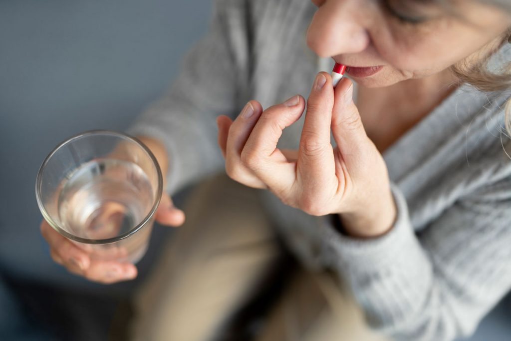 Mujer automedicándose