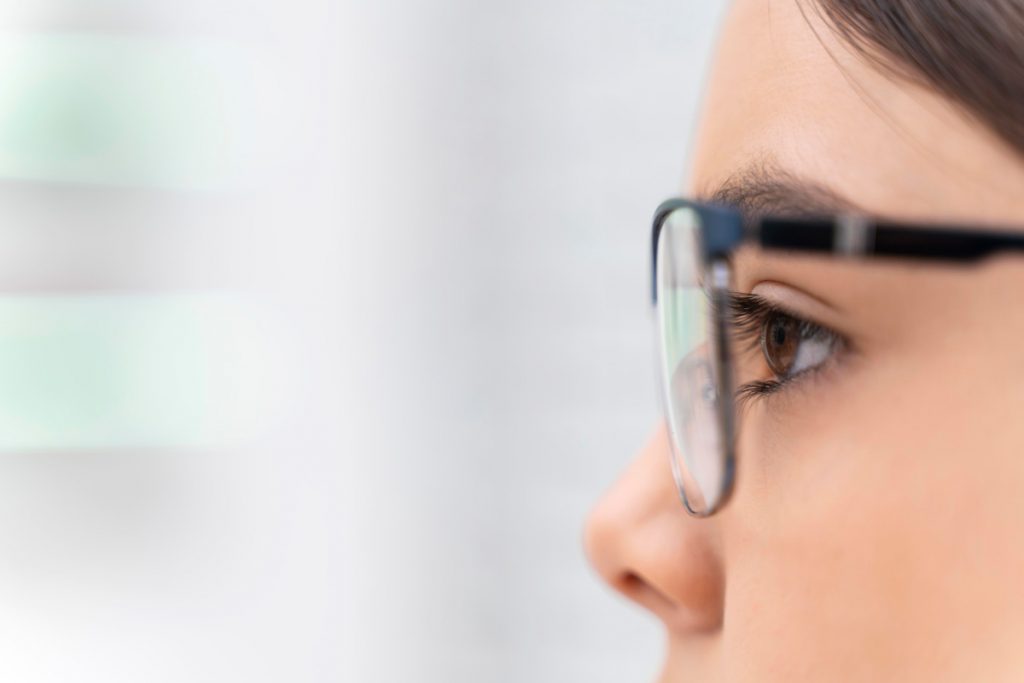Persona con gafas que observa una pantalla