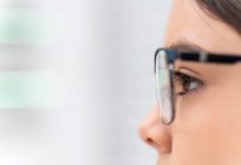 Consejos para cuidar tu salud ocular en la era digital Persona con gafas que observa una pantalla