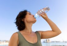 Consejos para beber más agua durante el día Mujer bebiendo agua
