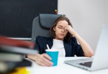 ¿Qué es la ‘fatiga por decisiones’ y cómo evitarla en tu rutina diaria? Mujer agotada por fatiga a la hora de tomar decisiones