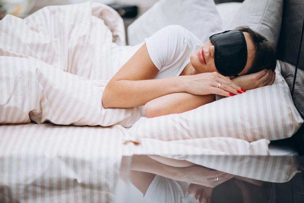 Mujer descansando en la cama