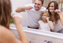 La salud dental más allá del cepillo: errores comunes que cometemos Familia cepillándose los dientes