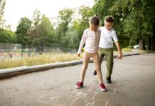 Beneficios del ejercicio diario en el crecimiento y la concentración de los niños Niños jugando y desarrollándose