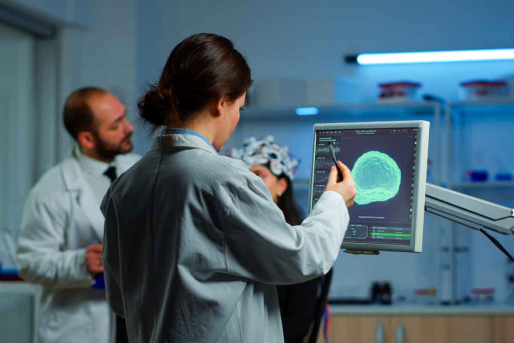 Un equipo médico analiza imágenes cerebrales